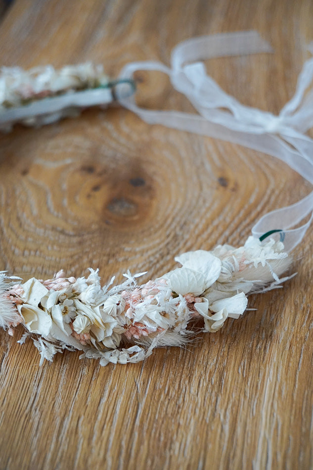 Blumenkranz aus Lagurus und Bergfrarn in Ivory & Rose Nahaufnahme