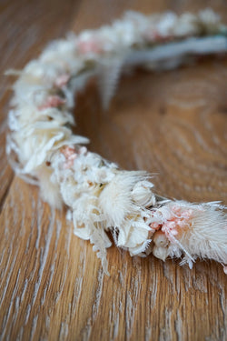 Blumenkranz aus Lagurus und Bergfrarn in Ivory & Rose seitlich