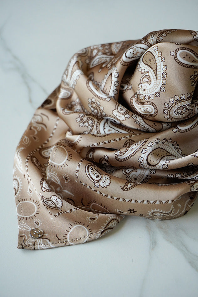 Haartuch aus Satin mit Paisleymuster in Beige, Schwarz und Weiß