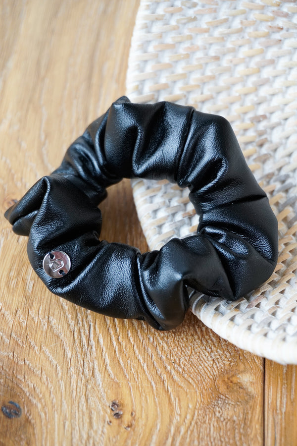 Scrunchie Lederoptik in Schwarz