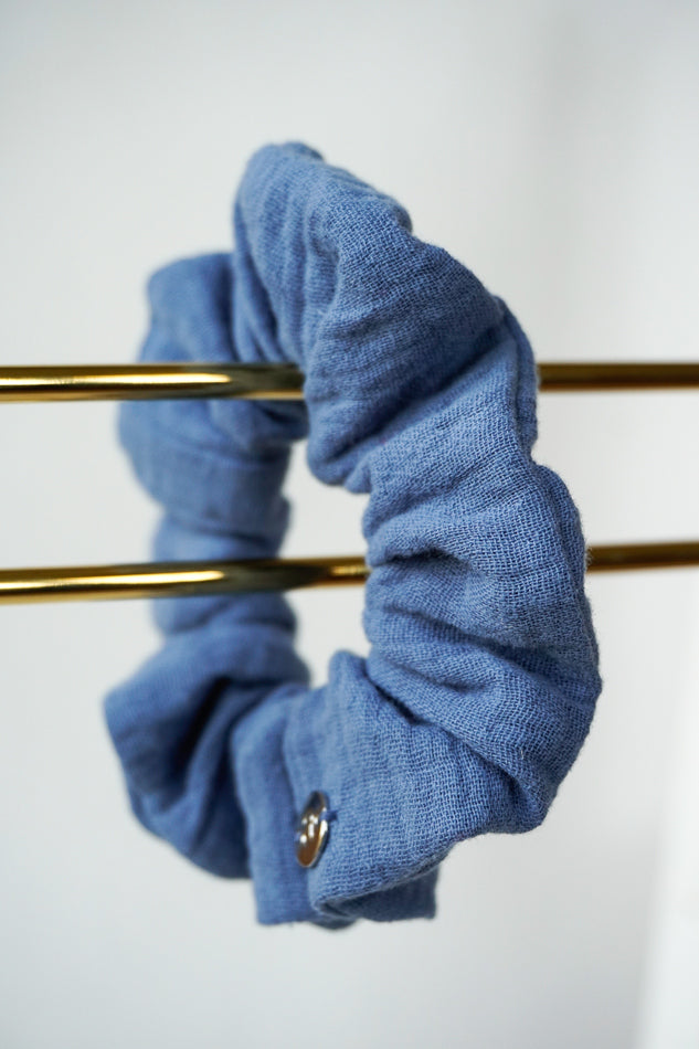 Scrunchie aus Musselin in Jeansblau