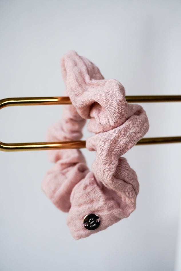 Scrunchie aus Musselin in Rosa