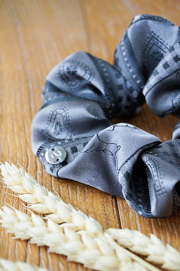 Scrunchie für die Tracht mit Reissverschluss in Grau