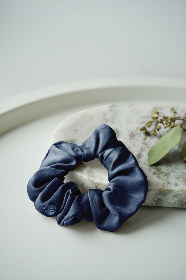 Veganer Scrunchie aus Bambusseide in Dunkelblau